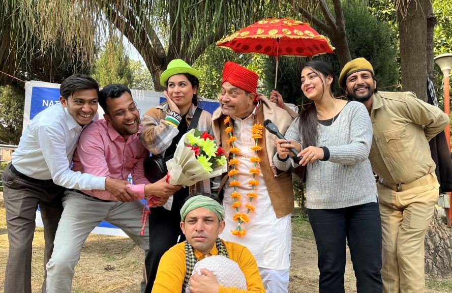 रानी पार्क में मंचित हुआ डोगरी नाटक ‘गत्ते-च-मानू’, मानवीय संवेदनाओं के पतन पर करारा व्यंग्य