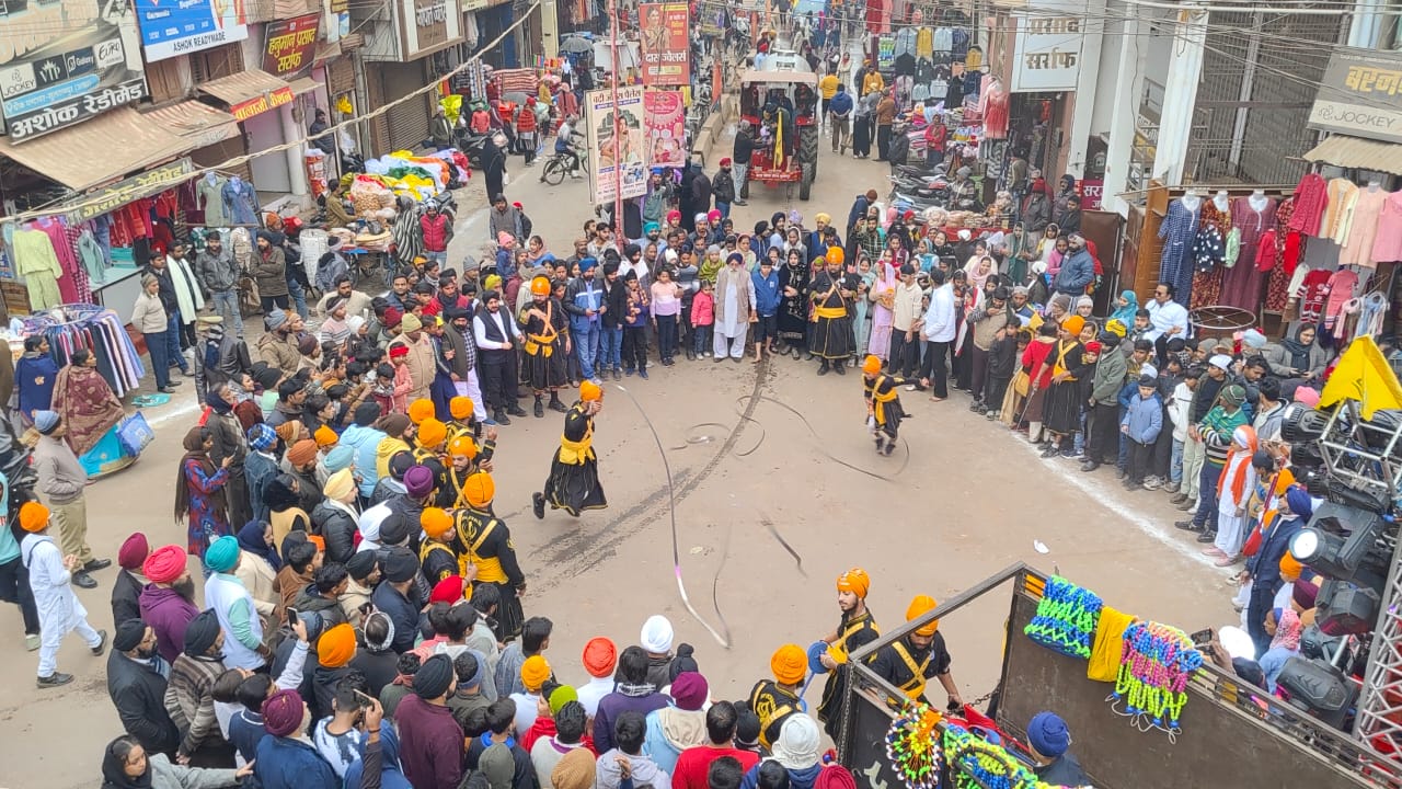 निकली प्रभात फेरी दिखाया करतब