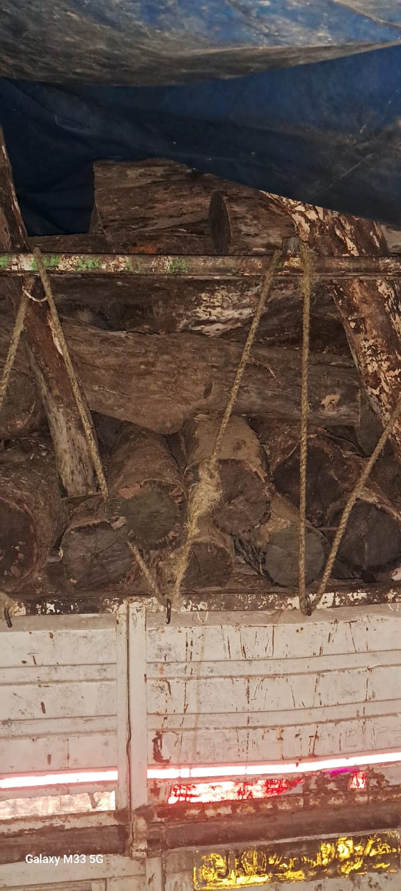 रख मुट्ठी में अवैध रूप से ले जाई जा रही खैर की लकड़ी से लदे वाहन पुलिस ने जब्त किए