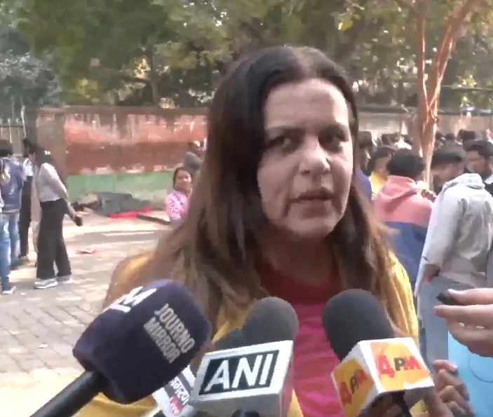 दिल्ली के जंतर-मंतर पर पत्रकारों को sunday  को संबोधित करती कार्यकर्ता योगिता भयाना