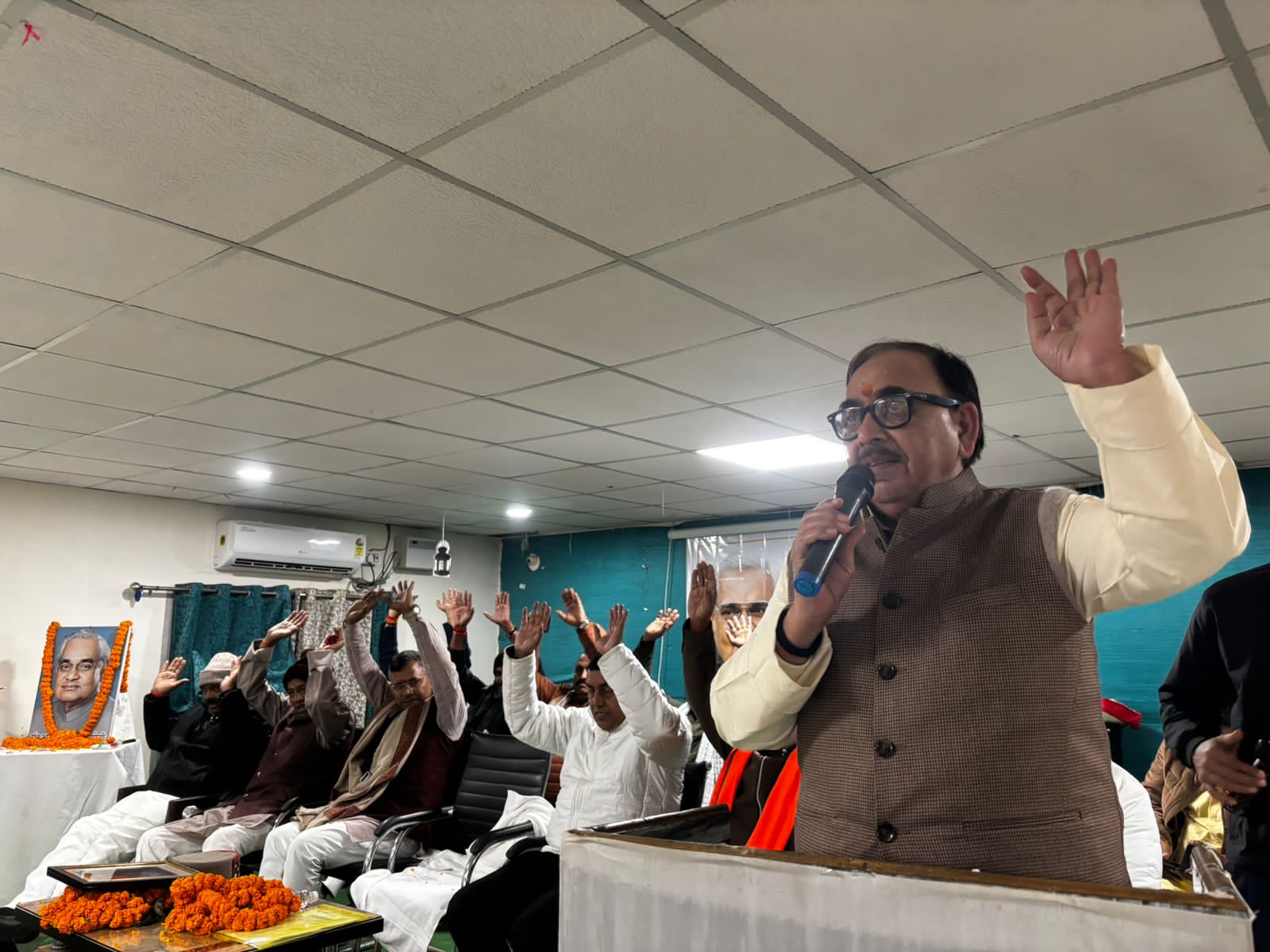 महेंद्र नाथ पाण्डेय सभा को संबोधित करते हुए