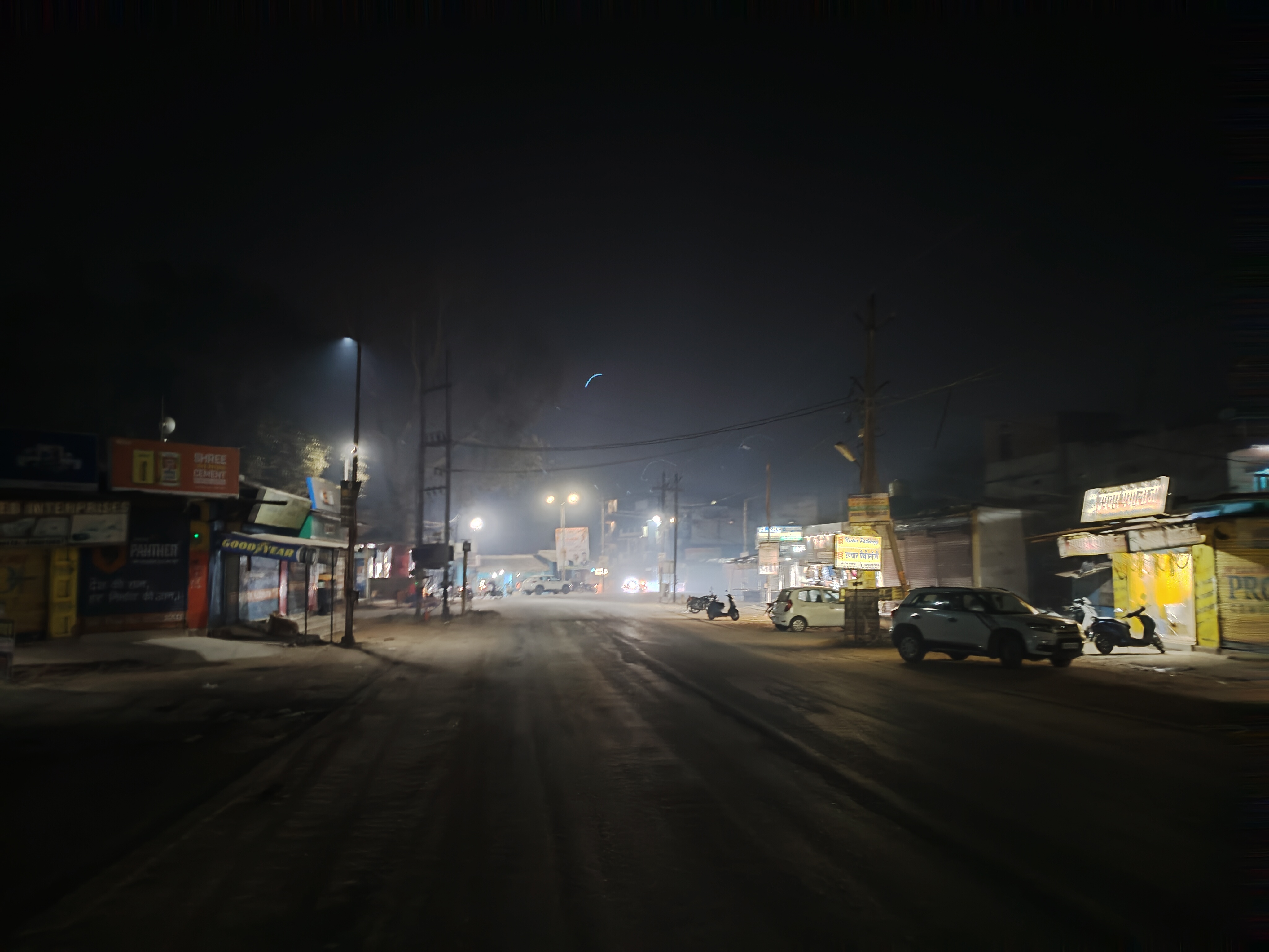 सुनी सड़कें।