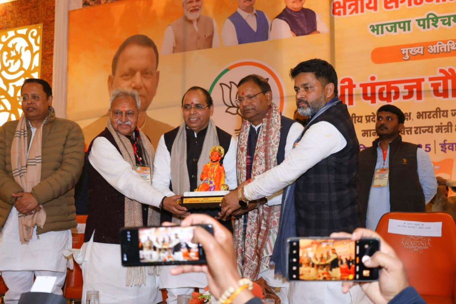 मेरठ की बैठक में पंकज चौधरी का स्वागत करते डा.लक्ष्मीकांत बाजपेई