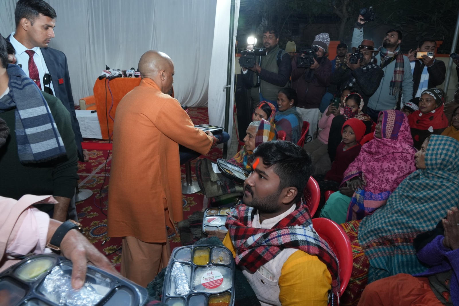 सीएम योगी ने किया दो रैन बसेरों का निरीक्षण, जरुरतमंदों में वितरित किया कंबल और भोजन*