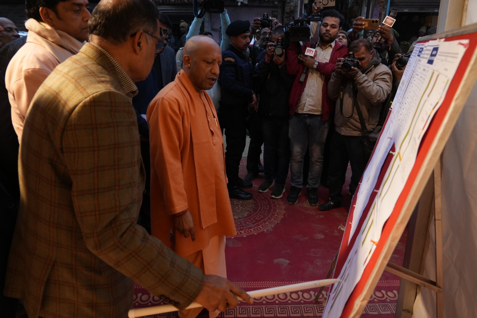 मुख्यमंत्री योगी आदित्यनाथ ने किया निर्माणाधीन विरासत गलियारा का निरीक्षण*