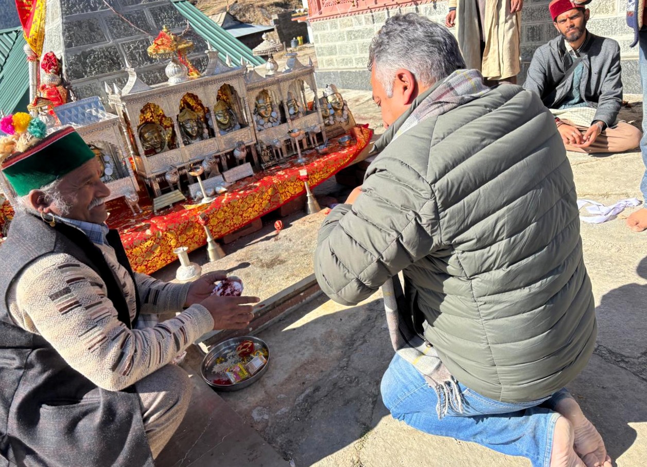 यज्ञ में शामिल मंत्री रोहित ठाकुर