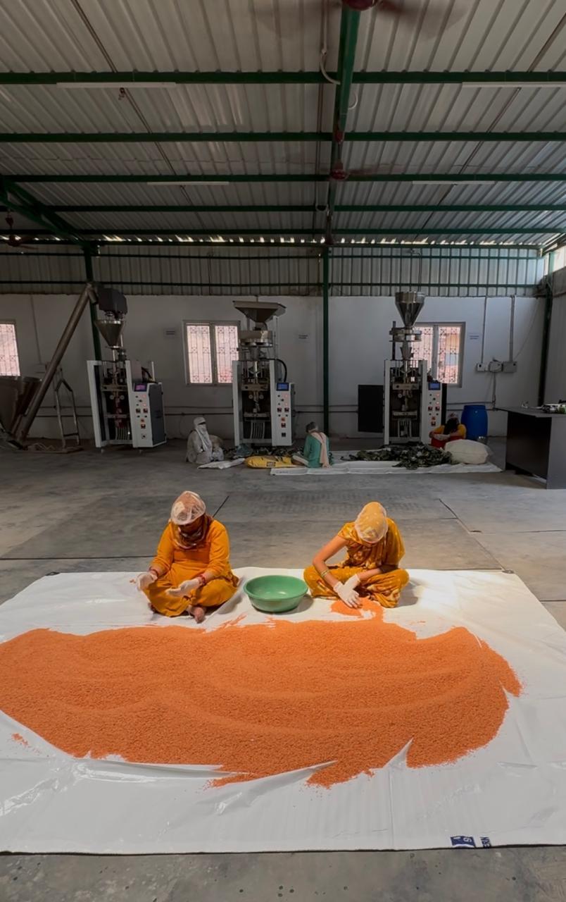 मिलेट्स-ऑर्गेनिक फूड स्टार्टअप में कार्य करती महिलाएं