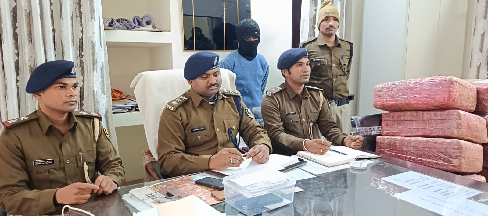 बरामद गांजा व तस्कर पुलिस गिरफ्त में बरामद गांजा व तस्कर पुलिस गिरफ्त में