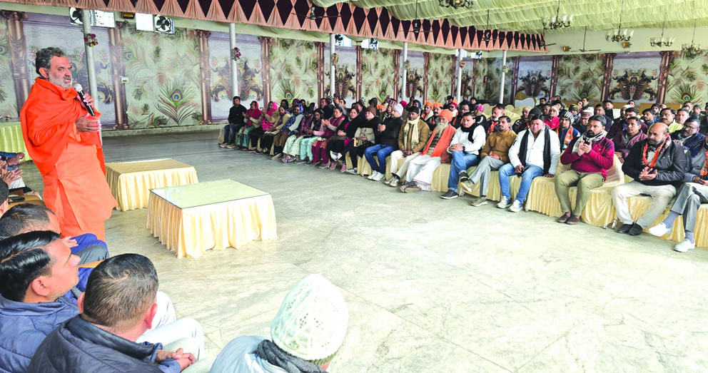 सम्बोधित करते स्वामी यतीश्वरानंद
