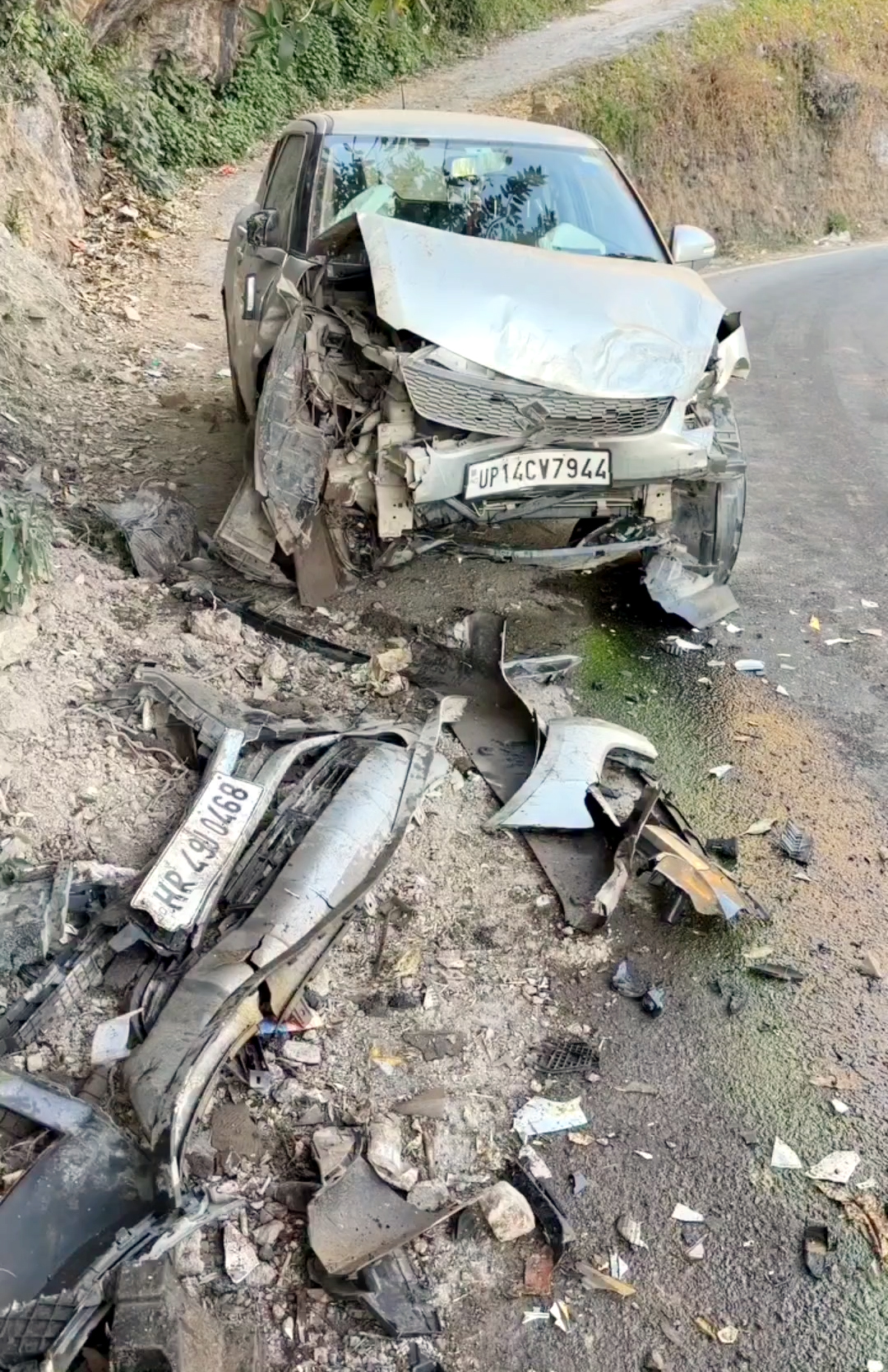 कालाढुंगी रोड पर दुर्घटनाग्रस्त कार. कालाढुंगी रोड पर दुर्घटनाग्रस्त कार.