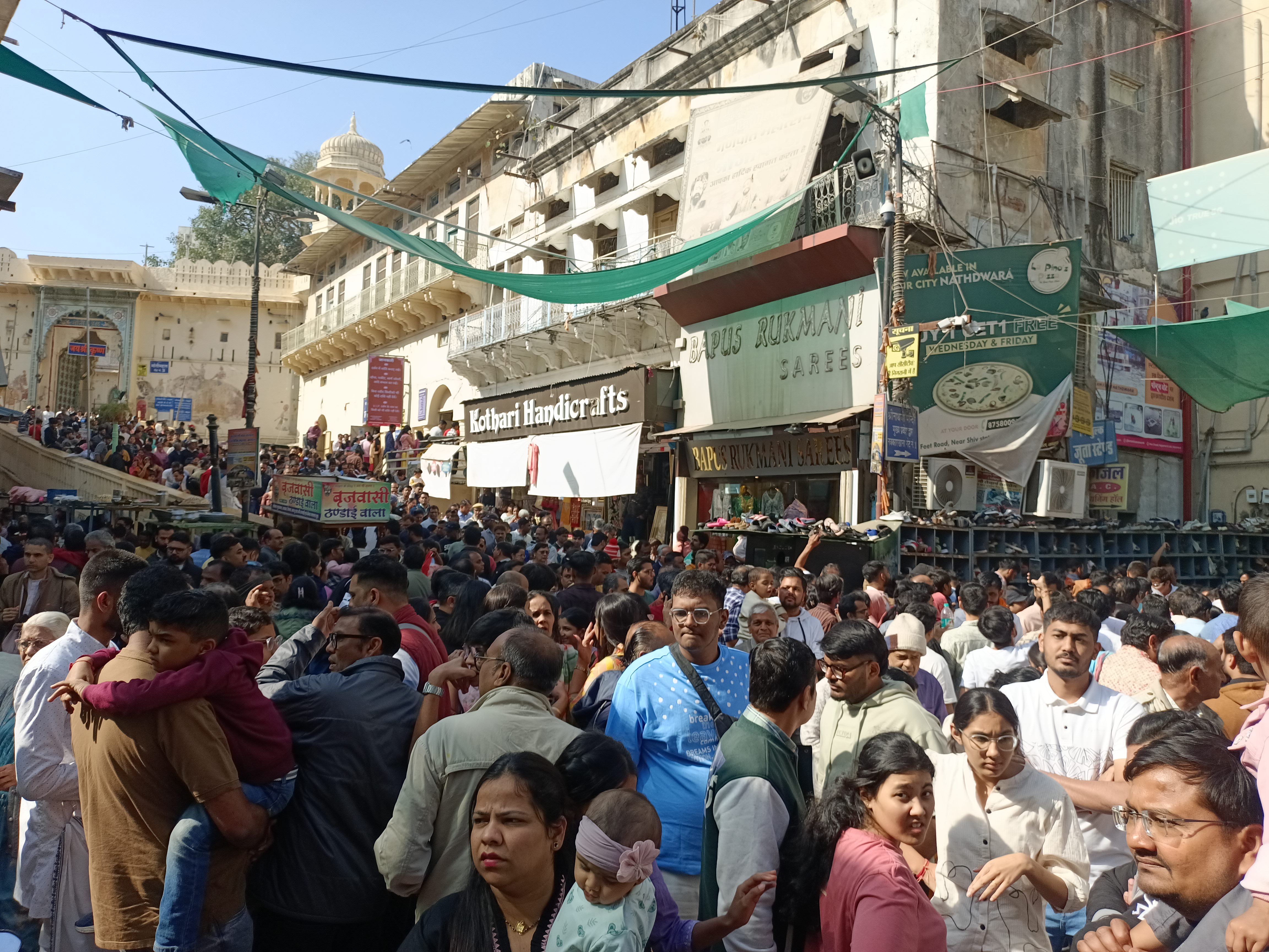 दर्शन करने के लिए उमड़े श्रद्धालु नजारा । फोटो दर्शन करने के लिए उमड़े श्रद्धालु नजारा । फोटो