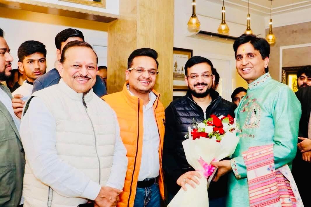 पुष्पगुच्छ देकर कुमार विश्वास को स्वागत करते सांसद पुत्र पुष्पगुच्छ देकर कुमार विश्वास को स्वागत करते सांसद पुत्र