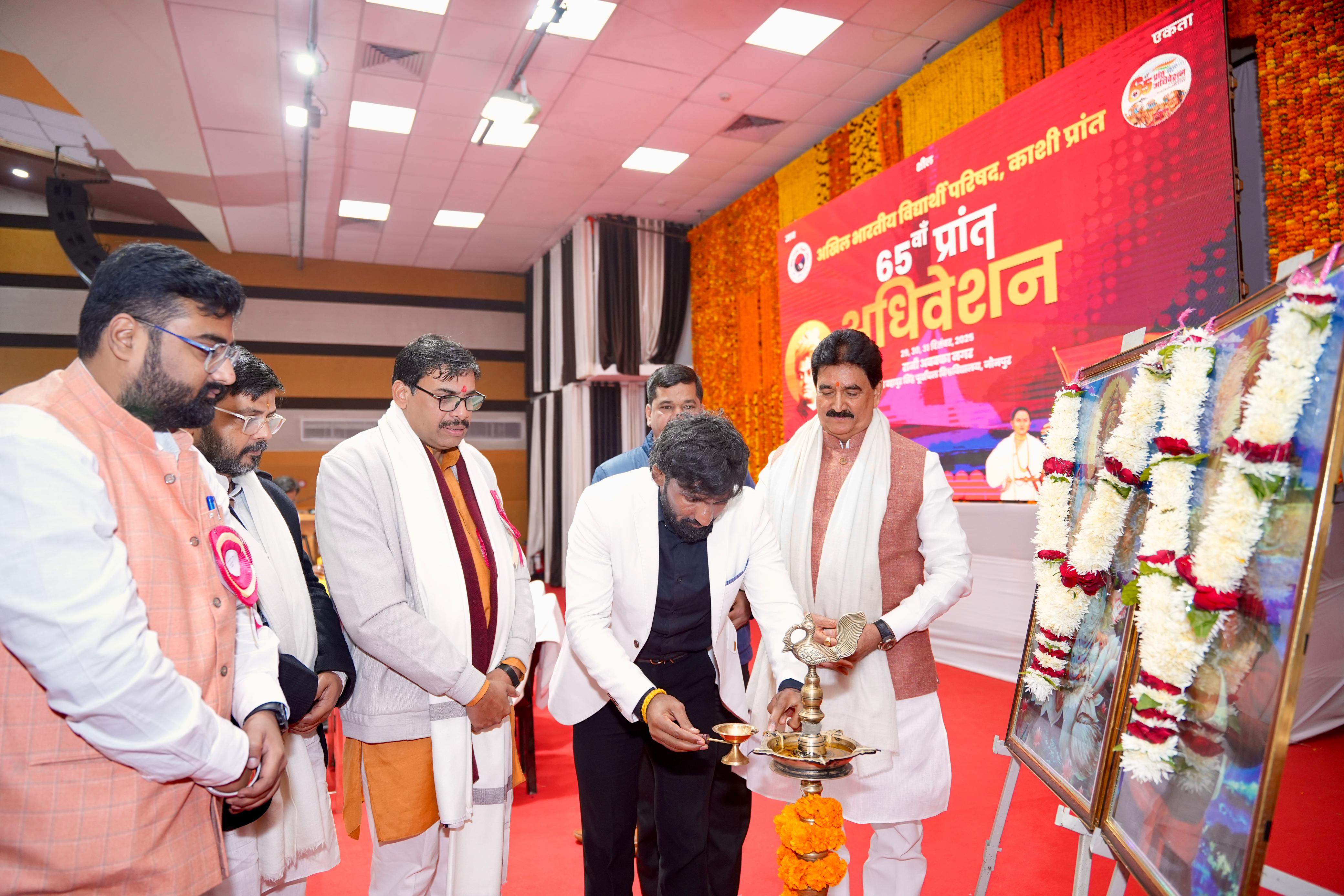 दीप प्रज्वलन करते उद्घाटन सत्र के मंचस्थ अतिथि