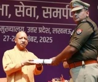 आईपीएस अनुराग आर्य मुख्यमंत्री से पदक लेते हुए आईपीएस अनुराग आर्य मुख्यमंत्री से पदक लेते हुए