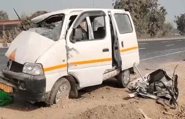हादसे के बाद खड़ी क्षतिग्रस्त कार. हादसे के बाद खड़ी क्षतिग्रस्त कार.