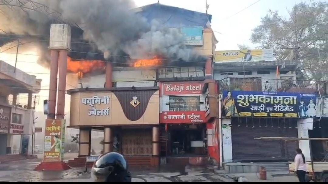 दुकान में आज सुबह अचानक आग लग गई। दुकान में आज सुबह अचानक आग लग गई।