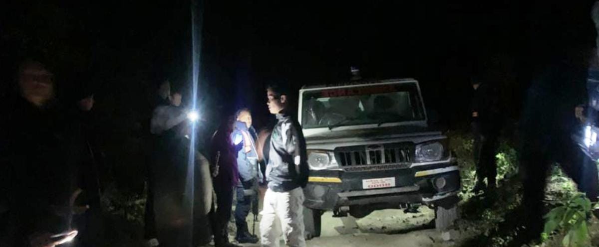 अररिया फोटो:एम्बुलेंस को जब्त करते नेपाल पुलिस अररिया फोटो:एम्बुलेंस को जब्त करते नेपाल पुलिस