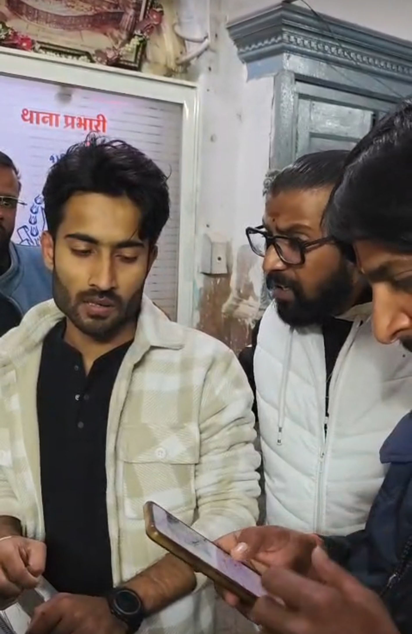 स्कूल के बाहर छेड़छाड़ कर रहा था कोलकत्ता का युवक स्कूल के बाहर छेड़छाड़ कर रहा था कोलकत्ता का युवक