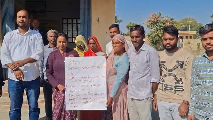 एनएच 158 की 700 मीटर सड़क बनी आंदोलन की वजह, खून से लिखा ज्ञापन एनएच 158 की 700 मीटर सड़क बनी आंदोलन की वजह, खून से लिखा ज्ञापन
