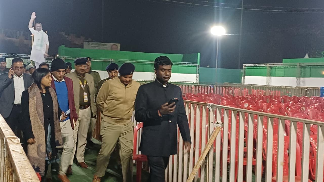 निरीक्षण करते डीसी सहित अन्य निरीक्षण करते डीसी सहित अन्य