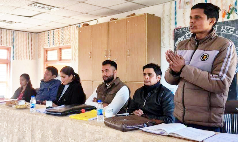ग्राम सभा ज्योलीकोट की खुली बैठक में विचार रखते वक्ता। ग्राम सभा ज्योलीकोट की खुली बैठक में विचार रखते वक्ता।