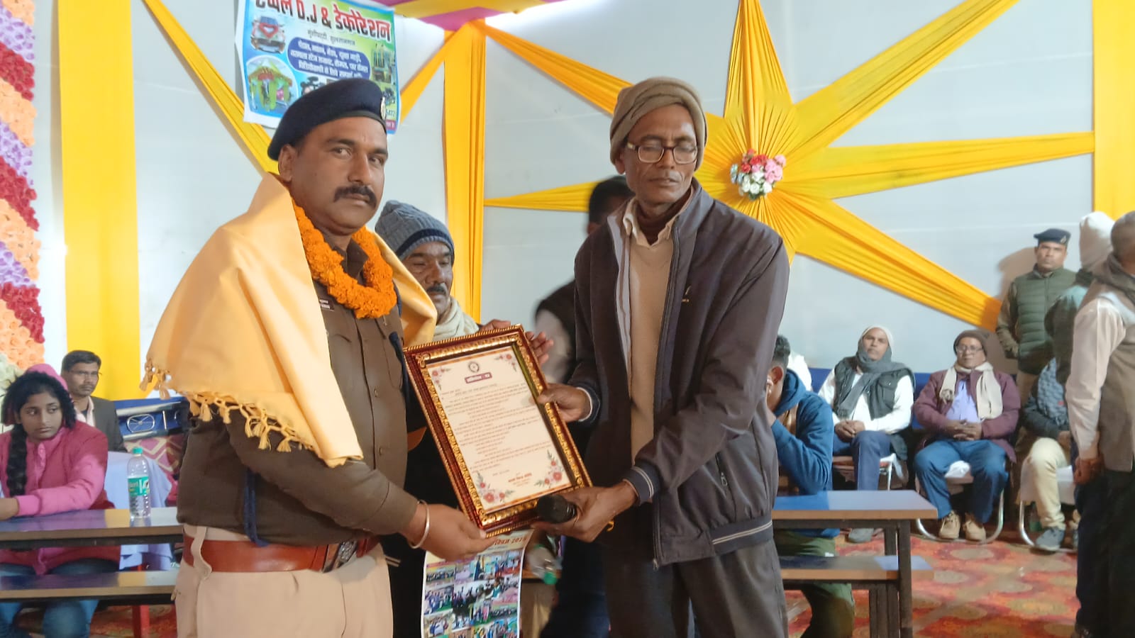 अतिथि का स्वागत करते आयोजक अतिथि का स्वागत करते आयोजक