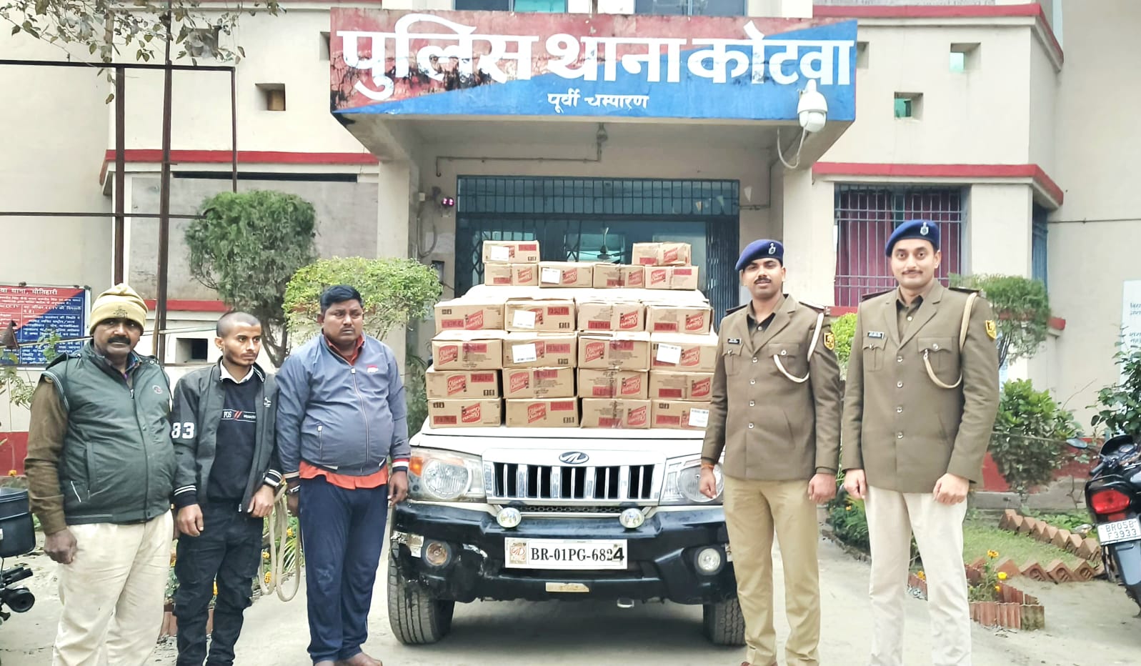 बरामद शराब व बोलेरो के साथ पुलिस टीम
