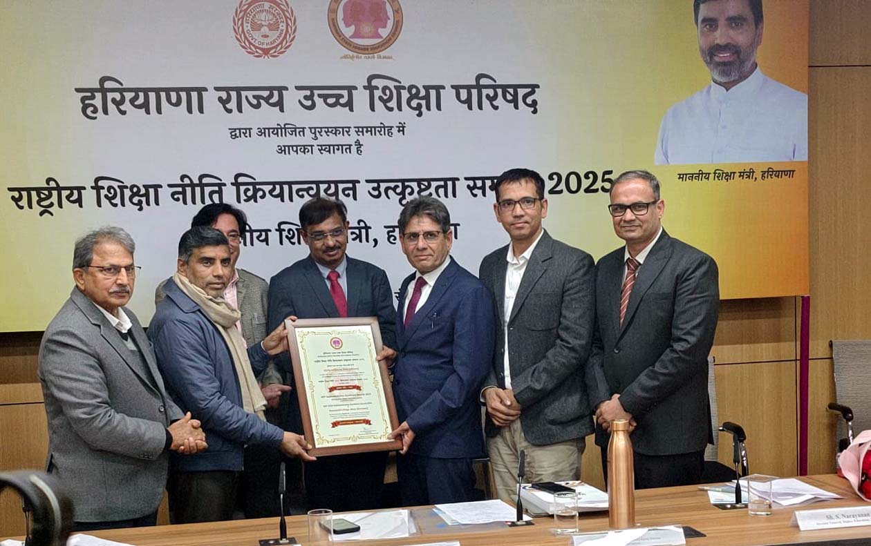 पुरस्कार प्राप्त करते प्राचार्य डॉ. विक्रमजीत सिंह। पुरस्कार प्राप्त करते प्राचार्य डॉ. विक्रमजीत सिंह।