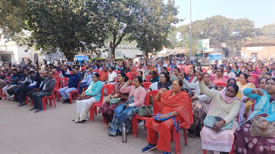 गांधी मैदान में आयोजित हड़ताल में उपस्थित कर्मचारी एवं अधिकारी। गांधी मैदान में आयोजित हड़ताल में उपस्थित कर्मचारी एवं अधिकारी।