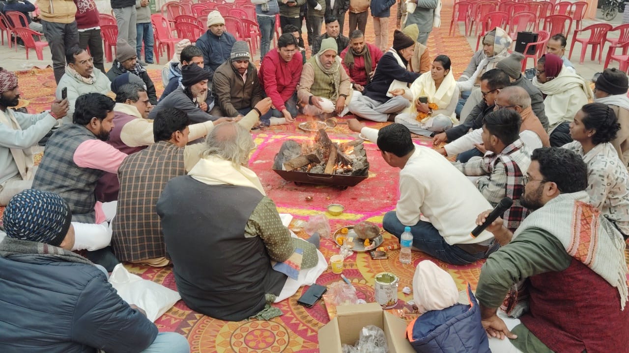 कार्यक्रम की शुरुआतके पूर्व यज्ञ करते विप्रजन.