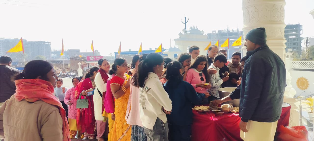 भोग प्रसाद ग्रहण करते श्रद्धालूगण भोग प्रसाद ग्रहण करते श्रद्धालूगण