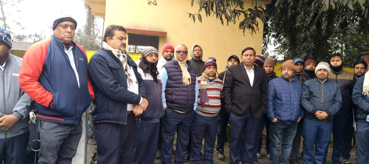 श्रद्धांजलि देते अधिकारी श्रद्धांजलि देते अधिकारी