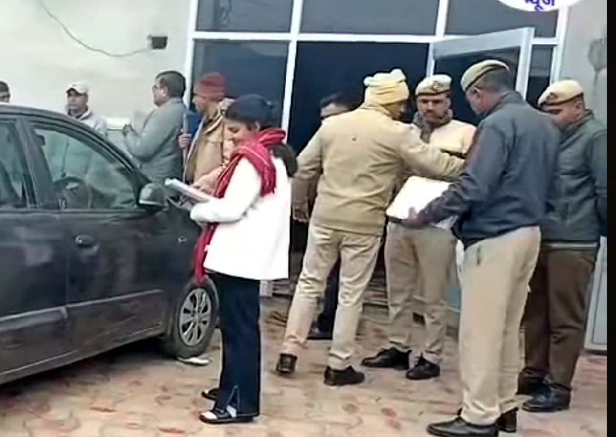 घटनास्थल पर मामले की जांच करती पुलिस व फोरेंसिक टीम। घटनास्थल पर मामले की जांच करती पुलिस व फोरेंसिक टीम।
