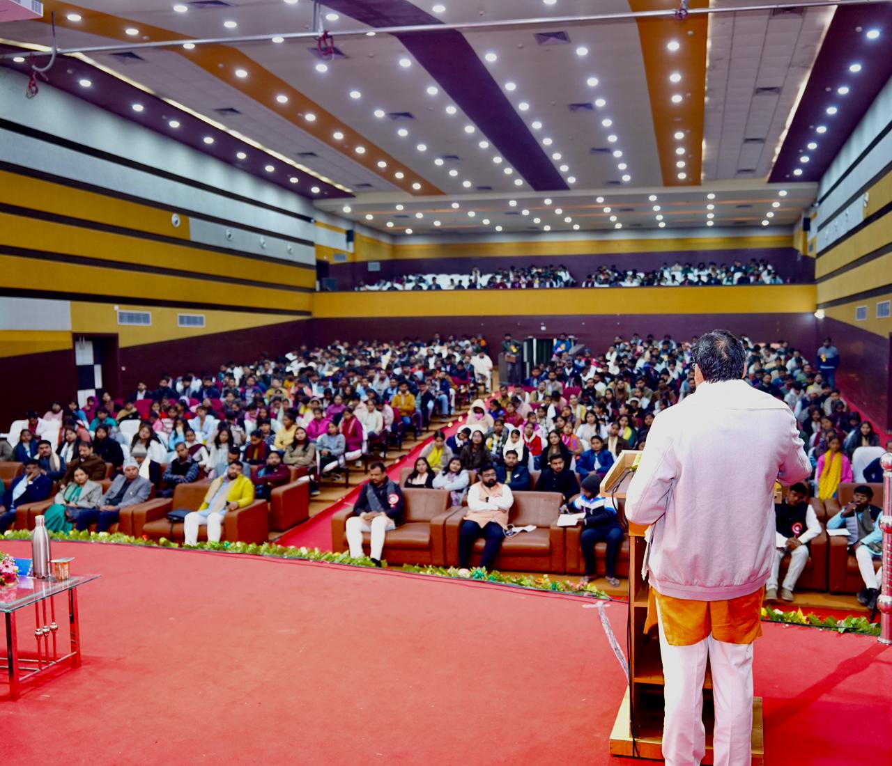पूर्वांचल विश्वविद्यालय में चल रही अभाविप के कार्यकर्ताओं को संबोधित करते हुए मुख्य अतिथि प्रांत प्रचारक रमेश जी