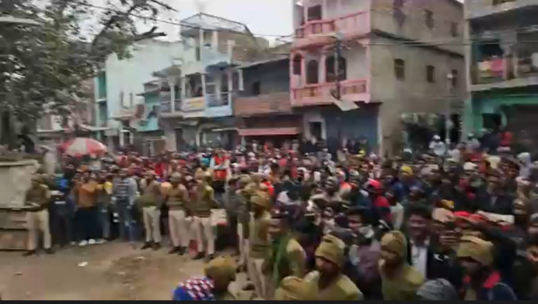 अतिक्रमण हटाने के दौरान मौजूद पुलिस बल