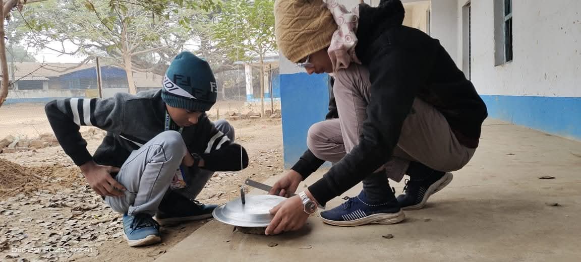 विष्णुपुर में आयोजित हाथों-हाथ भौतिकी कार्यशाला में प्रयोग करते