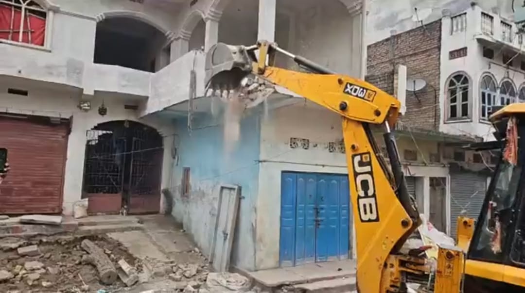 अतिक्रमण तोड़ती बुलडोजर अतिक्रमण तोड़ती बुलडोजर