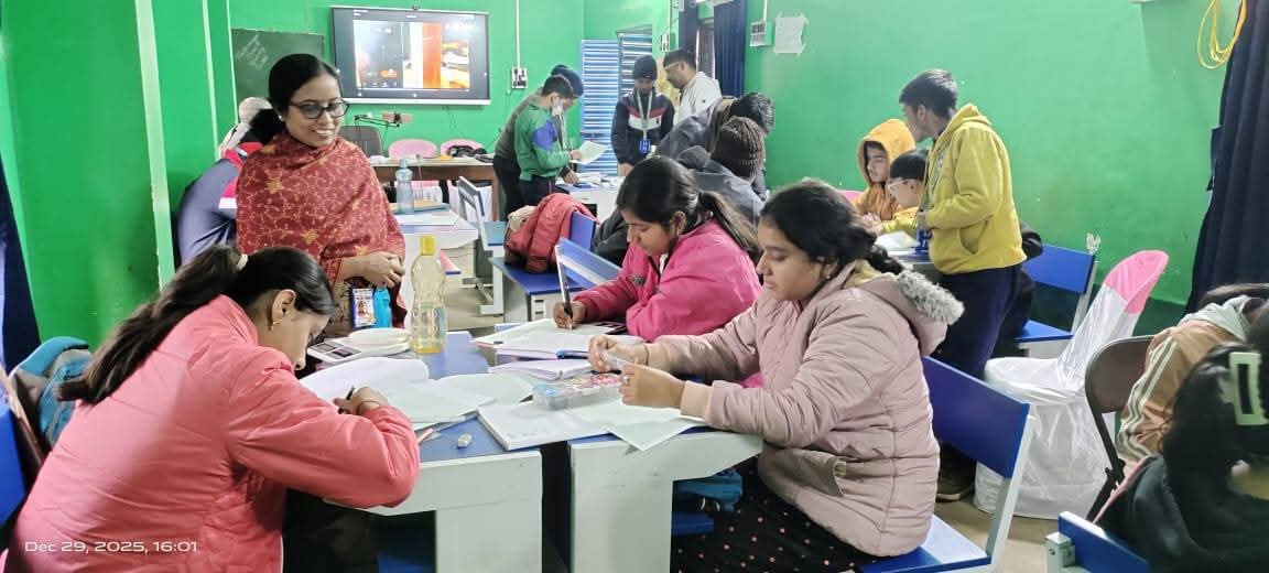 विष्णुपुर में आयोजित हाथों-हाथ भौतिकी कार्यशाला में प्रयोग करते विष्णुपुर में आयोजित हाथों-हाथ भौतिकी कार्यशाला में प्रयोग करते