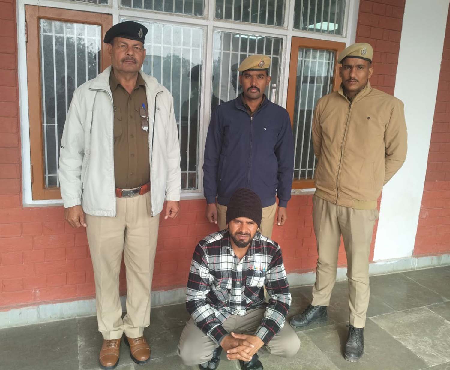 पुलिस गिरफ्त में हत्यारोपित। पुलिस गिरफ्त में हत्यारोपित।