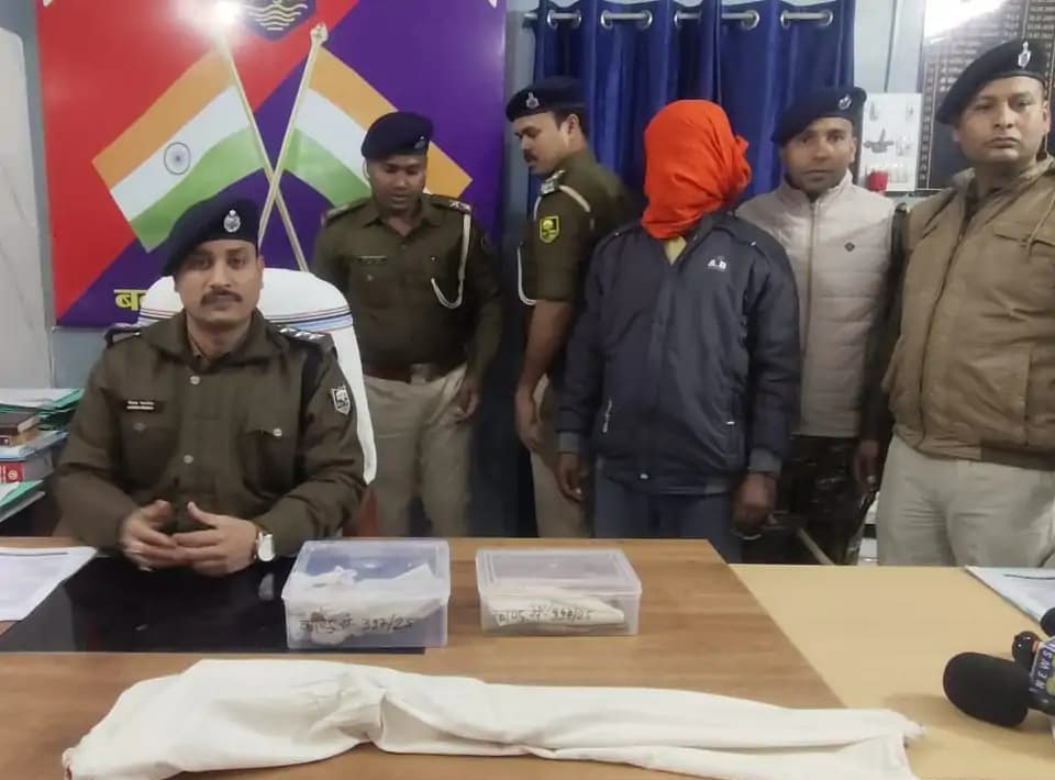 प्रेस कांफ्रेंस करते डीएसपी प्रेस कांफ्रेंस करते डीएसपी