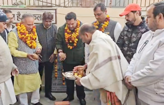सोनीपत: विधायक निखिल मदान और मेयर राजीव जैन विकास कार्यों का शुभारंभ करवाते हुए