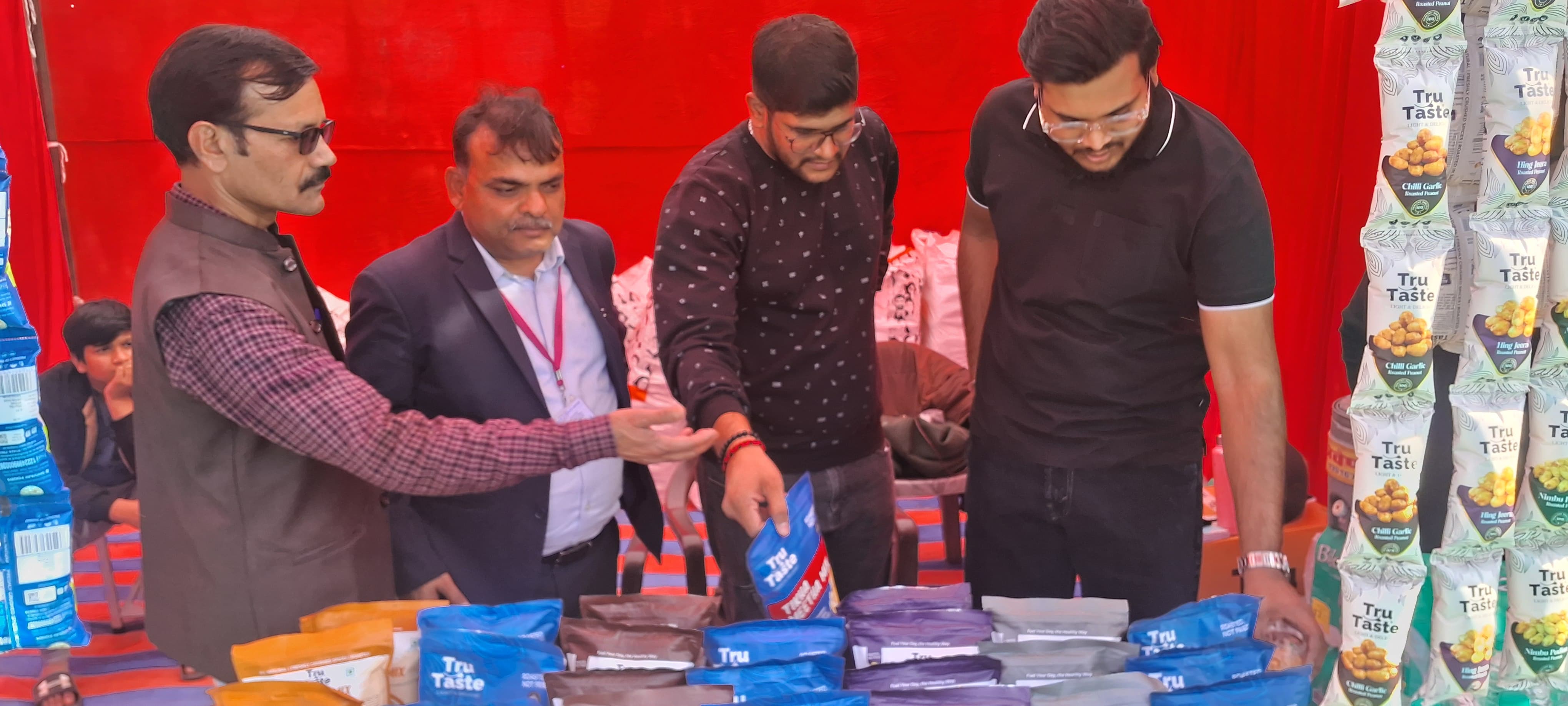सांभर फेस्टिवल में खाद्य सुरक्षा अधिकारियों ने निरीक्षण कर लिए गए विभिन्न खाद्य पदार्थों के लिए नमूने