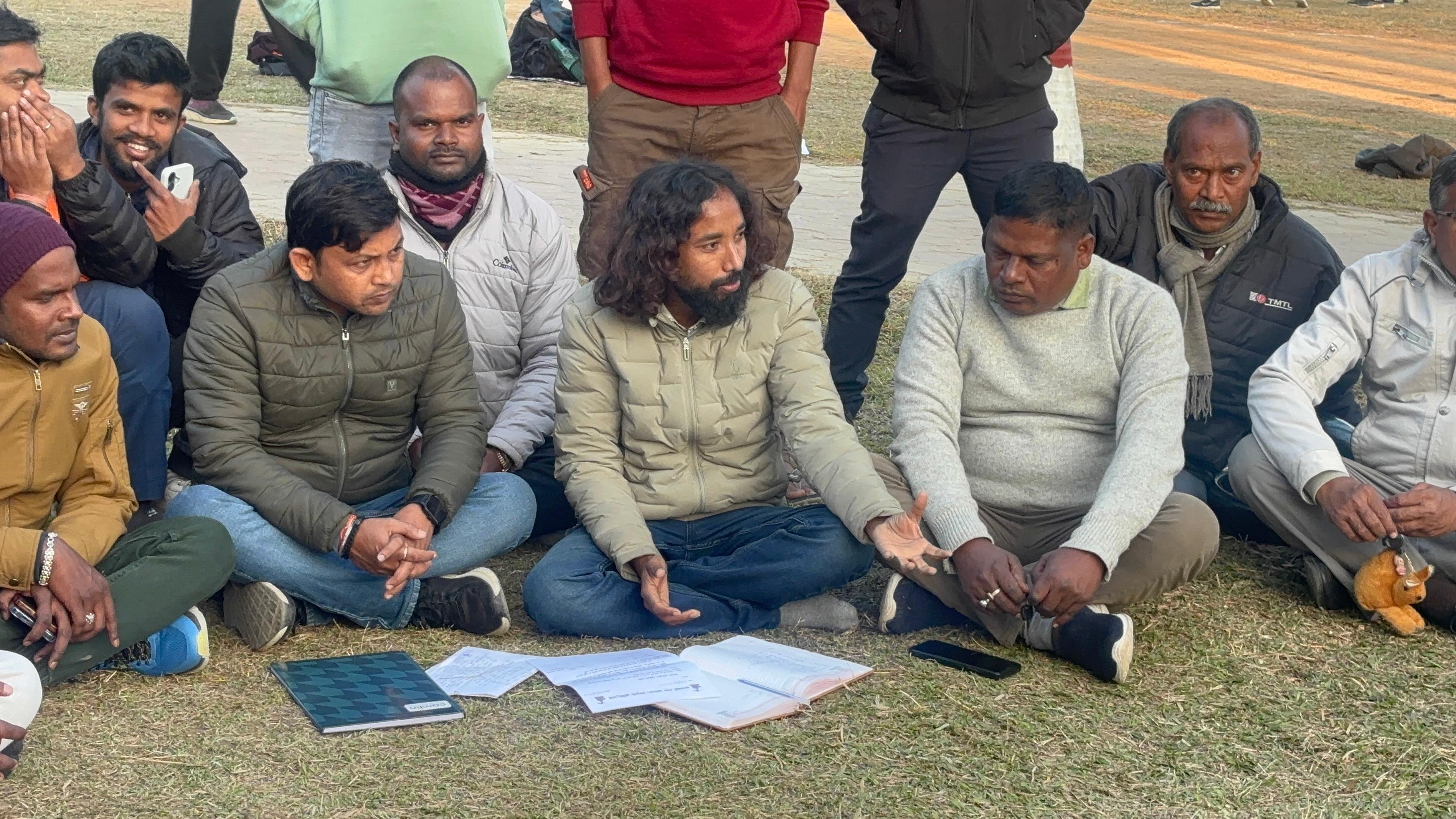 बैठक में शामिल वीरेन्‍द्र महतो, देवेन्‍द्रनाथ महतो सहित अन्‍य