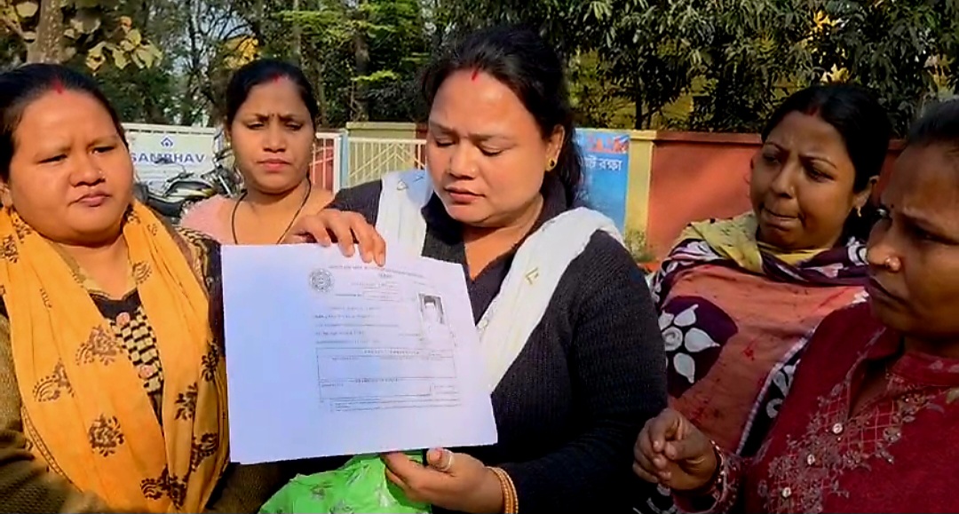 कागज दिखाती नेपाली महिला