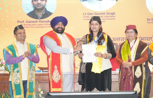 राज्यपाल दून विश्वविद्यालय में छात्रों को सम्मानित करते.