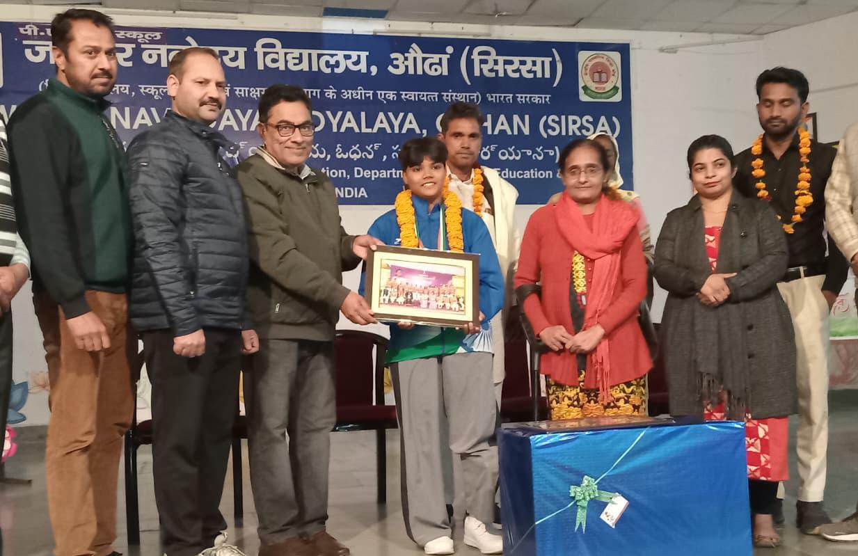 एललीट ज्योति को सम्मानित करते विद्यालय के प्राचार्य। एललीट ज्योति को सम्मानित करते विद्यालय के प्राचार्य।