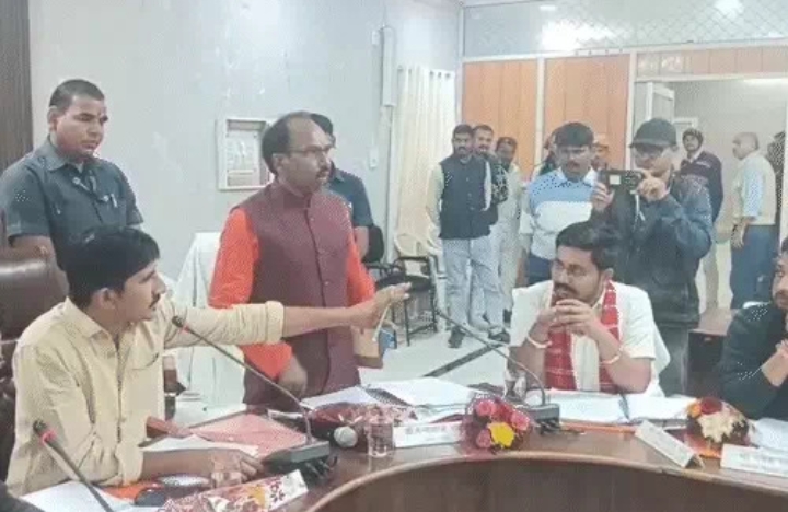 बैठक में सांसद चर्चा करते हुए बैठक में सांसद चर्चा करते हुए