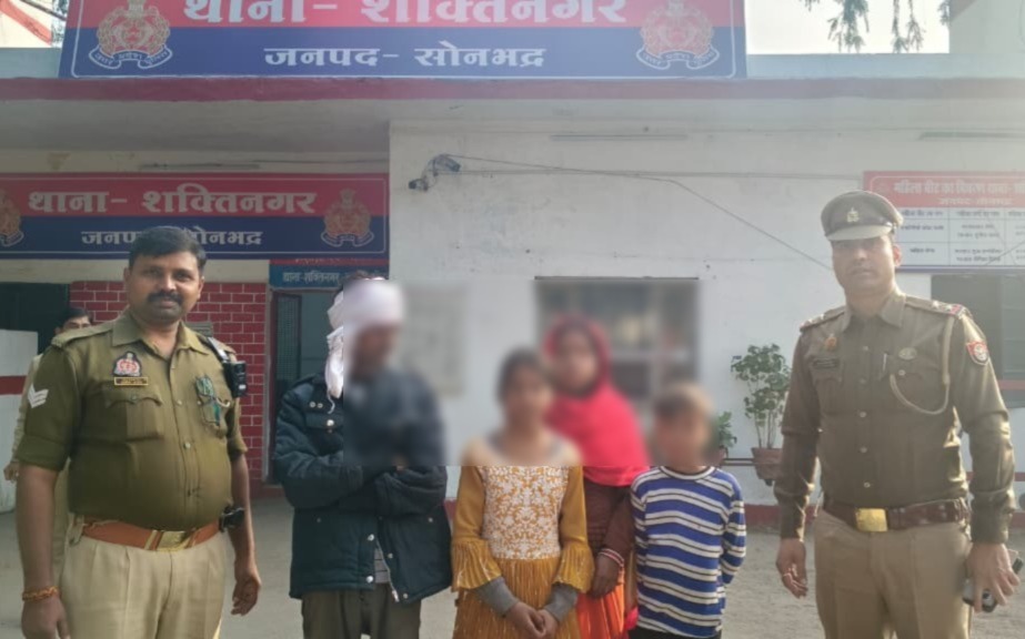 आत्महत्या करने जा रहे व्यक्ति व परिजनों के साथ पुलिस आत्महत्या करने जा रहे व्यक्ति व परिजनों के साथ पुलिस