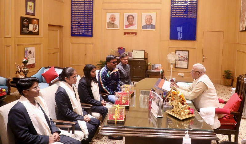 राज्यपाल राष्ट्रीय ब्लाइंड महिला टी-20 टीम की प्रदेश की खिलाड़ियों से चर्चा करते हुए राज्यपाल राष्ट्रीय ब्लाइंड महिला टी-20 टीम की प्रदेश की खिलाड़ियों से चर्चा करते हुए