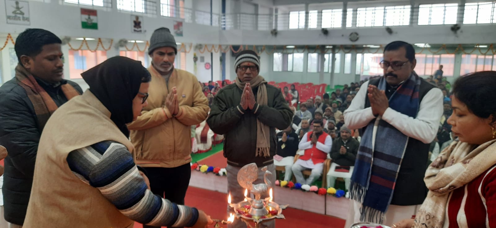 उद्घाटन करते अतिथि उद्घाटन करते अतिथि